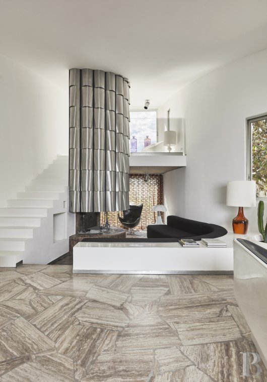 An architect-designed villa built in the 1970s near Arles, in Bouches-du-Rhône - photo  n°6